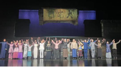 項王故里景區(qū)組織員工赴保利大劇院 觀看話劇《大宅門》(圖1) 項王故里景區(qū)組織員工赴保利大劇院 觀看話劇《大宅門》(圖1)